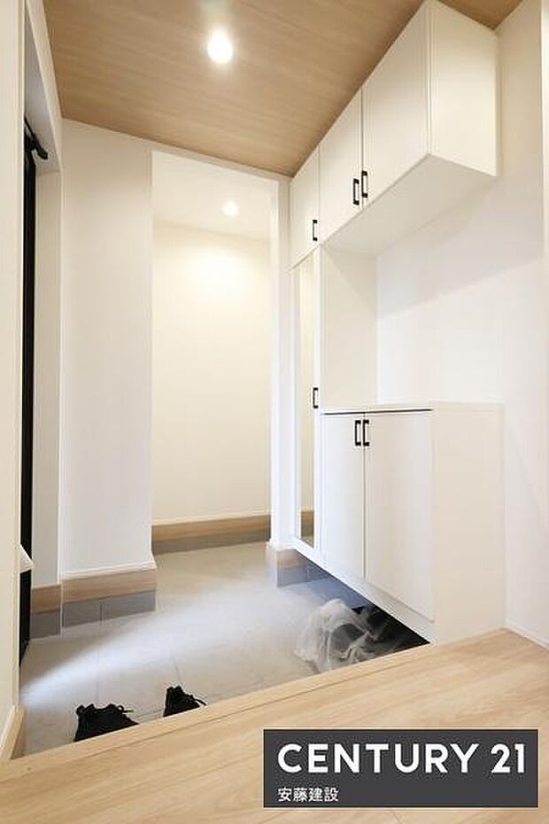 【 玄関 / entrance 】住む人を毎日見送り迎え入れる、清潔感のある玄関散らかりがちな玄関もすっきり片付くシューズボックス完備!