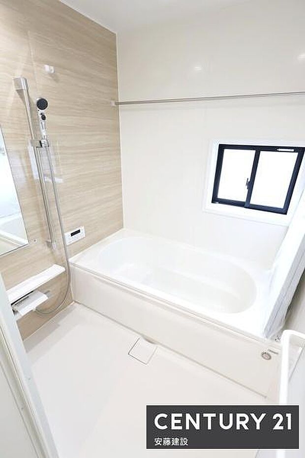 【 浴室 / Bathroom 】ゆったりと至福のバスタイムを過ごせそうな清潔感ある浴室ホスクリーンが備わっており、雨の日でも室内部屋干し可能
