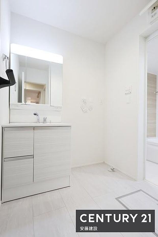 【 洗面所 / Washroom 】すっきりとまとまったコンパクト設計の洗面所ガス栓施工済みのため、ガス衣類乾燥機が設置しやすい設備!※導入可能なサイズは現況有姿になります。