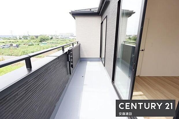 【 バルコニー / Balcony 】寝室、ホールから出入可能な南向きバルコニー居室を通らずに洗濯可能な便利な動線設計!