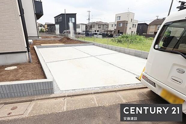 【 駐車場 / parking 】並列2台可能な駐車スペースご夫婦それぞれのお車をお家横に停めることができます