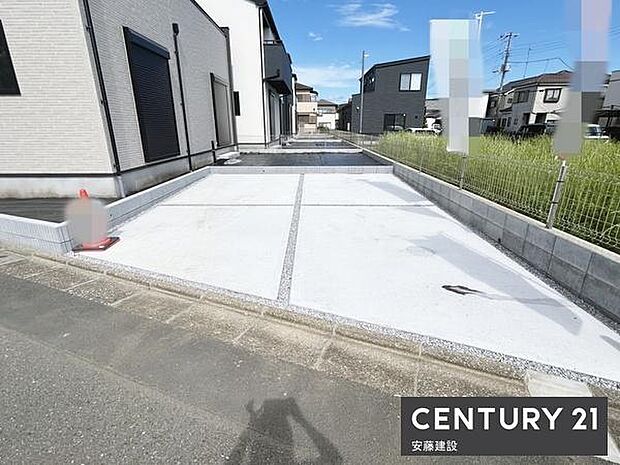 【　駐車場　/　parking　】並列2台可能な駐車スペースご夫婦それぞれのお車をお家横に停めることができます