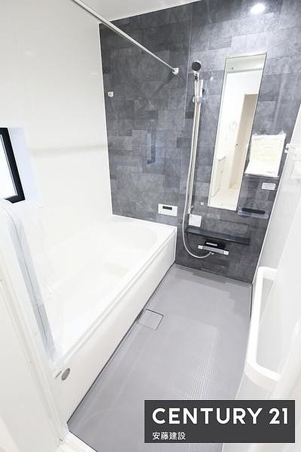 【 浴室 / Bathroom 】ゆったりと至福のバスタイムを過ごせそうな清潔感ある浴室ホスクリーンが備わっており、雨の日でも室内部屋干し可能