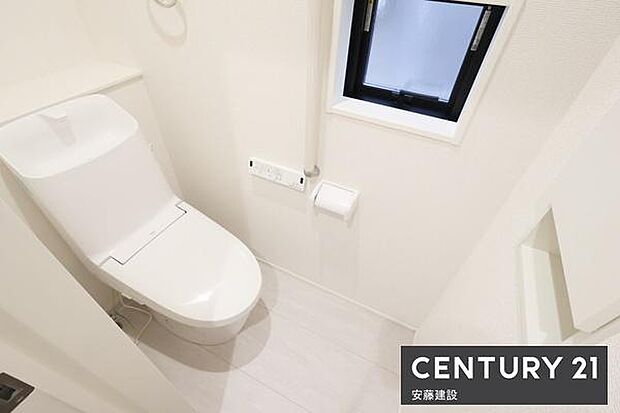 【 トイレ / toilet 】明るく清潔的なウォシュレット付きトイレ手すりを完備しており、ご高齢の方まで安心してお使いいただけます