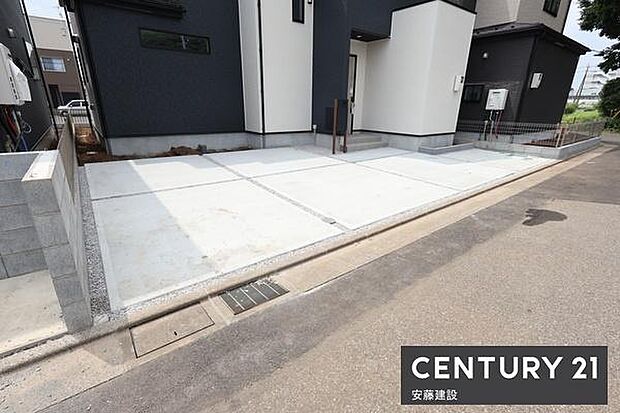 【 駐車場 / parking 】並列2台可能な駐車スペースご夫婦それぞれのお車をお家横に停めることができます