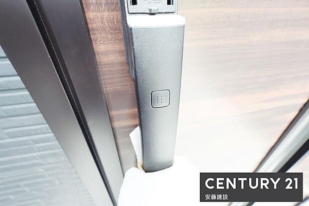 【 玄関 / entrance 】玄関は専用キーが鞄にあればワンタッチで開閉可能なスマートキー搭載!買い物帰りや雨の日、子どもと手が離せないときでもすぐに施錠できてうれしい機能