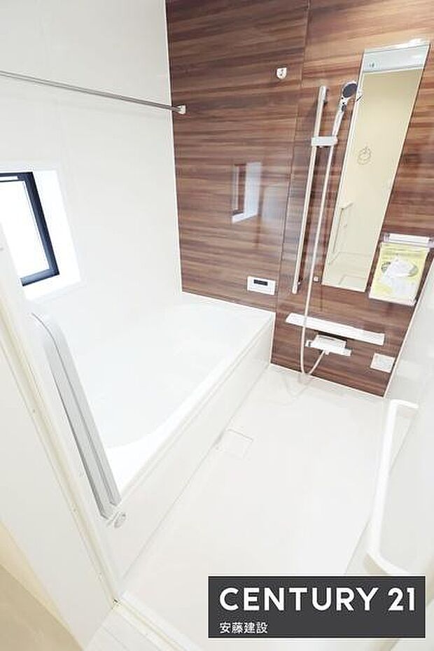 【 浴室 / Bathroom 】ゆったりと至福のバスタイムを過ごせそうな清潔感ある浴室ホスクリーンが備わっており、雨の日でも室内部屋干し可能
