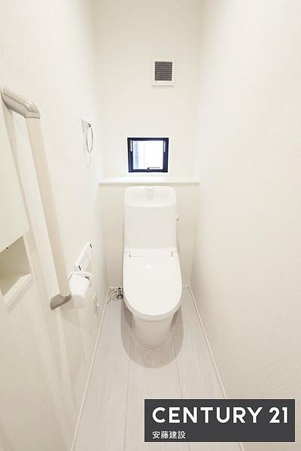 【 トイレ / toilet 】明るく清潔的なウォシュレット付きトイレ手すりを完備しており、ご高齢の方まで安心してお使いいただけます