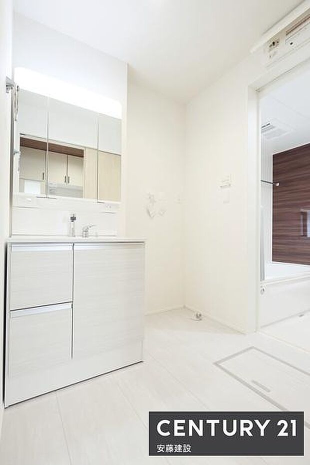 【 洗面所 / Washroom 】清潔感溢れる洗面所は、家族みんなが快適に使えるよう配慮された空間バタバタしがちな朝の時間も、ゆとりをもって過ごせます!
