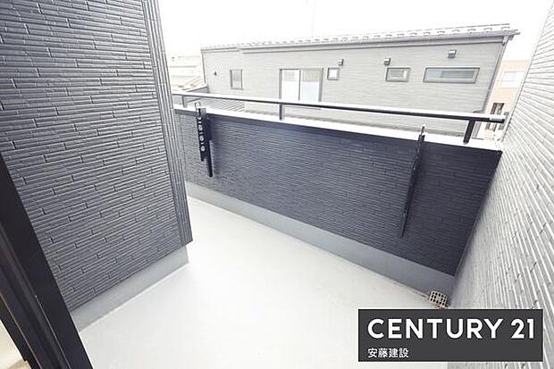 【 バルコニー / Balcony 】2階ホールから出入可能な南東向きバルコニー陽当りもよく、家族のプライバシーも守れる設計