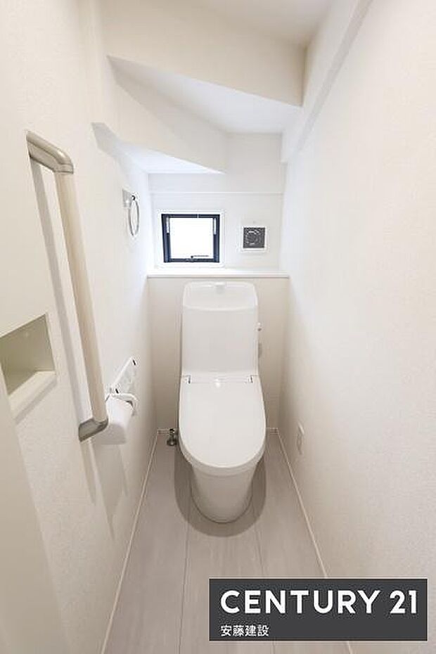 【 トイレ / toilet 】明るく清潔的なウォシュレット付きトイレ開閉がしやすい窓位置で換気や窓自体の掃除もしやすいのがポイント!