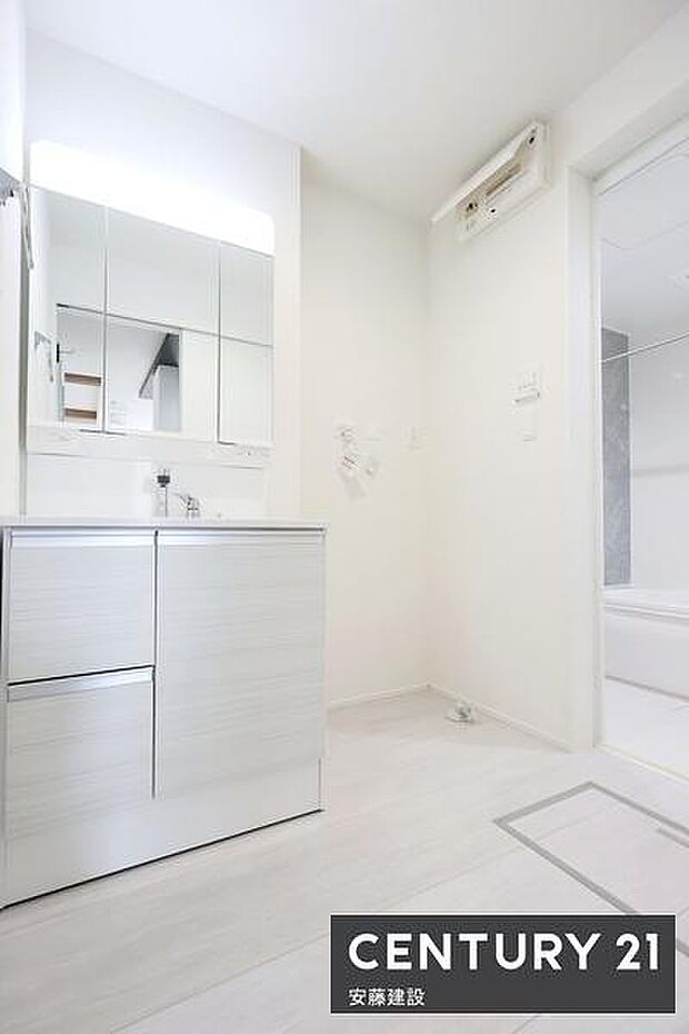 【 洗面所 / Washroom 】清潔感溢れる洗面所は、家族みんなが快適に使えるよう配慮された空間バタバタしがちな朝の時間も、ゆとりをもって過ごせます!