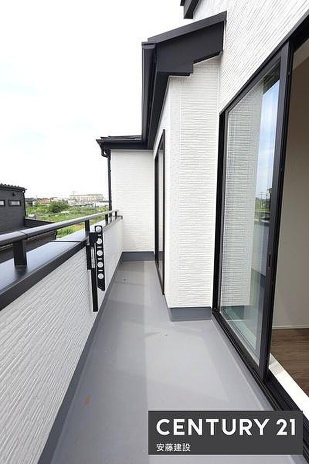 【 バルコニー / Balcony 】2部屋から出入可能な南向きバルコニー陽を遮る建物もなく洗濯物がしっかり乾きます!