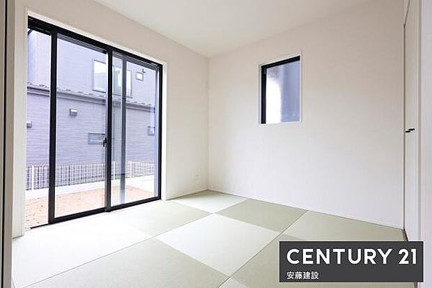 【 和洋室 / 4.5帖 】リビング横に備わった縁なし畳敷きの和室お子様の遊び場やリビング続き間としても最適なスペース