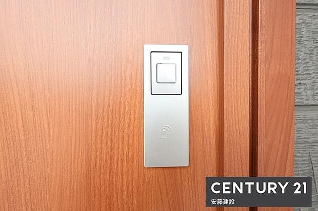 【 玄関 / entrance 】玄関は専用キーが鞄にあればワンタッチで開閉可能なスマートキー搭載!買い物帰りや雨の日、子どもと手が離せないときでもすぐに施錠できてうれしい機能