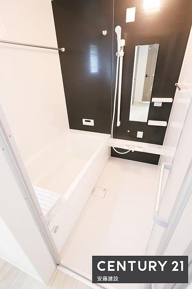 【 浴室 / Bathroom 】ホテルのような上質なデザインのシステムバス浴室暖房乾燥機が備わっており換気しやすく、冬場は過度な温度差を防げます