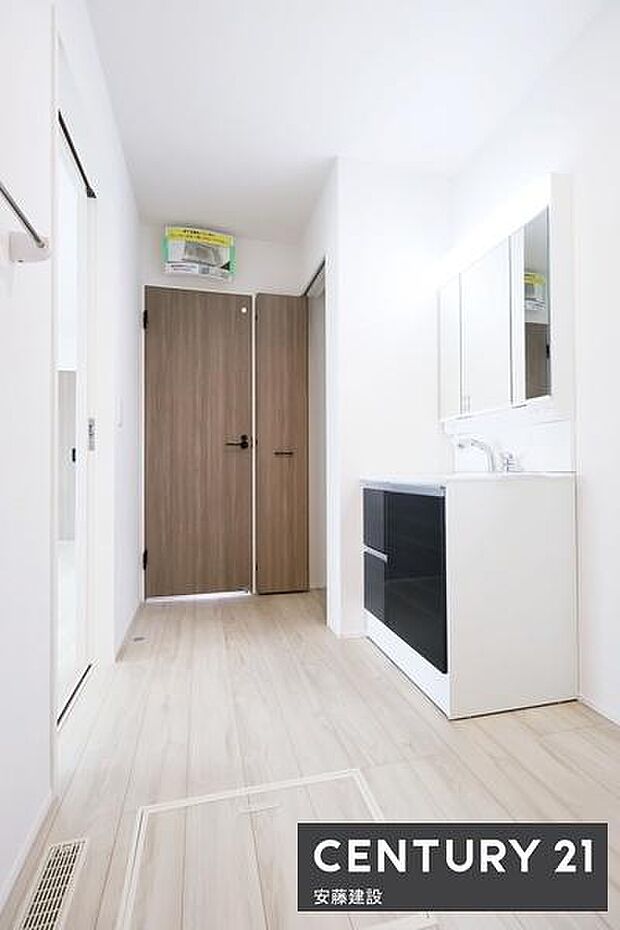 【 洗面所 / Washroom 】清潔感溢れる洗面所は、家族みんなが快適に使えるよう配慮された空間バタバタしがちな朝の時間も、ゆとりをもって過ごせます!