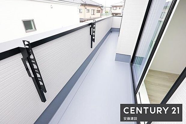 【 バルコニー / Balcony 】2部屋から出入可能な南東向きバルコニーゆとりがあり洗濯物が干しやすい広さ