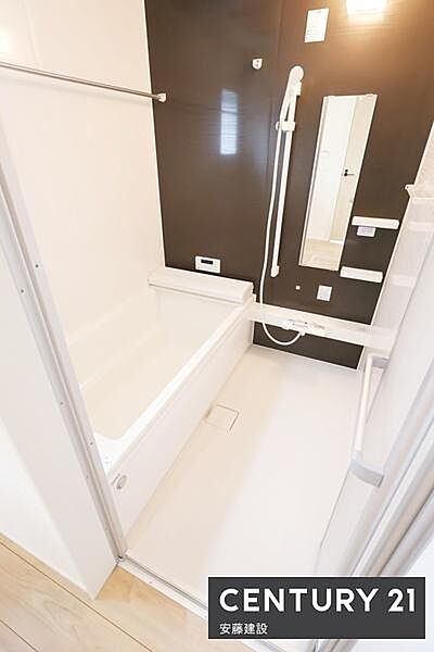 【　浴室　/　Bathroom　】ホテルのような上質なデザインのシステムバスホスクリーンが備わっており、雨の日でも室内部屋干し可能