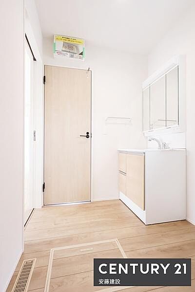 【　洗面所　/　Washroom　】廊下、リビングから出入り可能な2way洗面台！家事もしやすく、帰宅後すぐ手洗いもできる設計