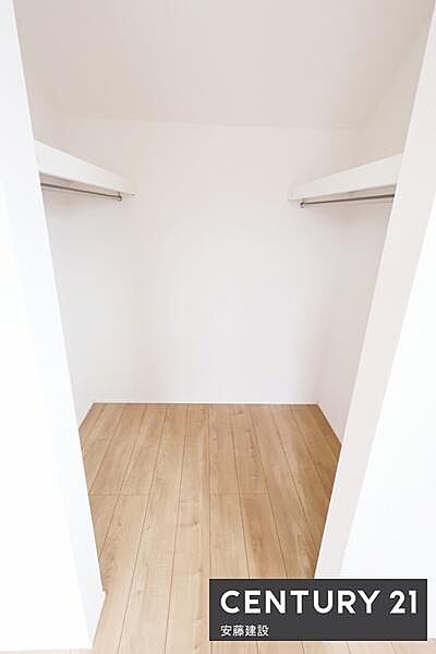 【　WIC　】毎日の洋服選びも楽しめるWIC完備！洗濯物を畳まずにそのまま取り込んでラックにかけるだけの快適収納