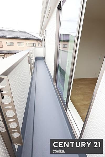 【　バルコニー　/　Balcony　】2部屋から出入可能な南東向きバルコニーゆとりがありプランターを並べたガーデニングスペースとしても活用できます