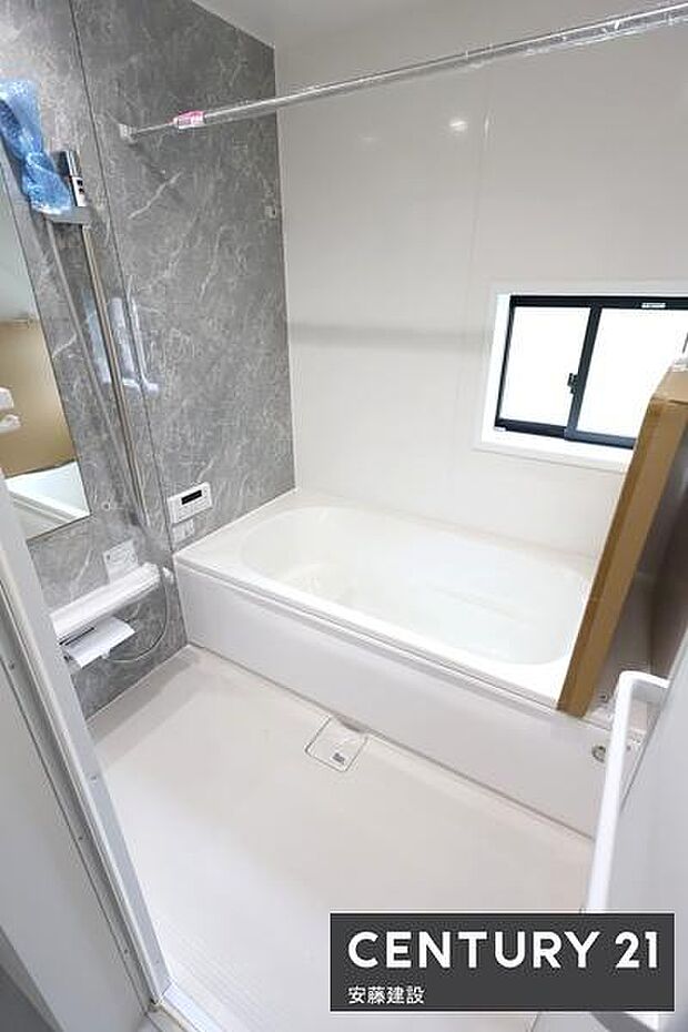 【　浴室　/　Bathroom　】一日の疲れを癒すための心地よいバスタイム浴室乾燥機が備わっており換気しやすく、冬場は過度な温度差を防げます