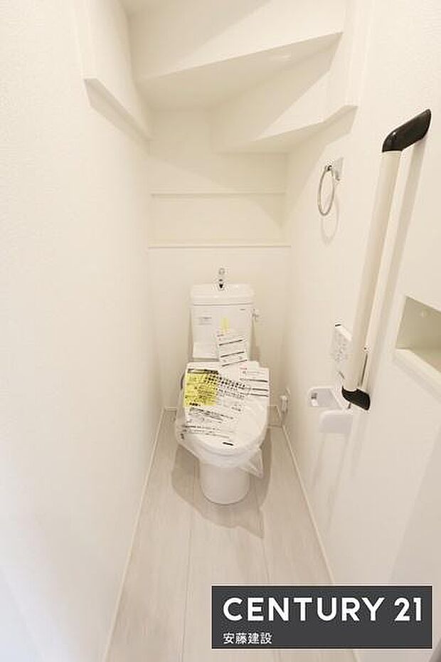 【 トイレ / toilet 】明るく清潔的なウォッシュレット付きトイレトイレットペーパーや掃除用具を置ける棚付き