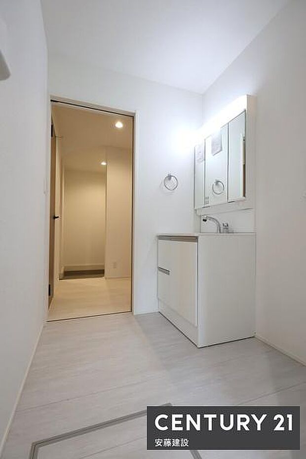 【　洗面所　/　Washroom　】清潔感溢れる洗面所は、家族みんなが快適に使えるよう配慮された空間バタバタしがちな朝の時間も、ゆとりをもって過ごせます！