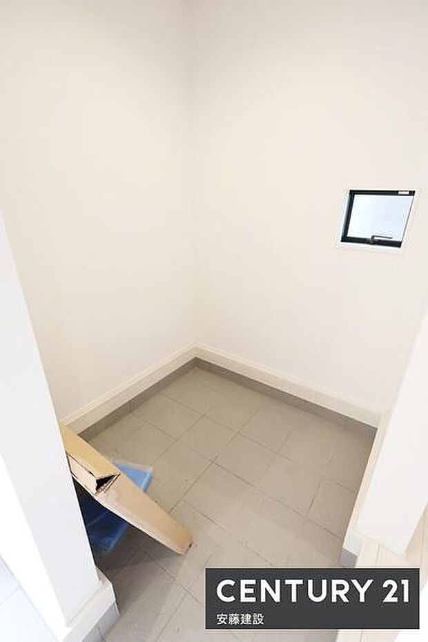 【 SIC 】かさばりやすいベビーカーやアウトドア用品、濡れた雨具もそのまま収納可能なSIC完備