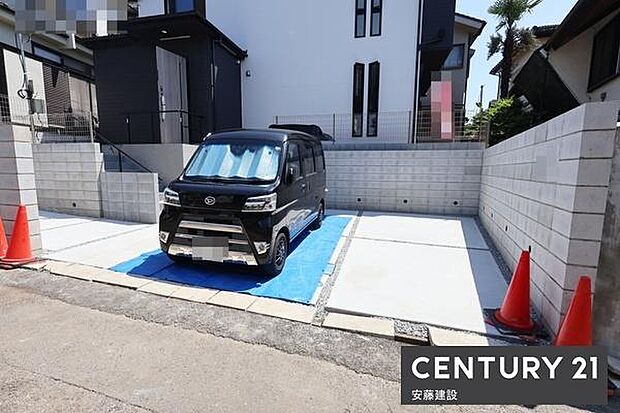 【 駐車場 / parking 】並列2台可能な駐車スペースご夫婦それぞれのお車をお家の前に停めることができます