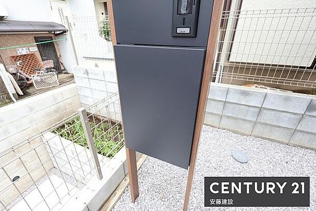 【　宅配ボックス　】忙しい日にも荷物が簡単に受け取れる宅配ボックス完備再配達の手間が省け、ネットショッピングを頻繁に利用する方や共働きのご家庭に大活躍です！