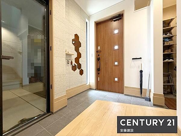【　玄関+SIC　/　entrance　】落ちついた雰囲気の玄関は、間口が広く開放感のある空間！ガレージからも出入可能で荷卸しなどに便利な2WAY仕様