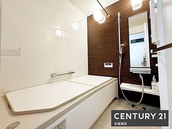 【　浴室　/　Bathroom　】アクセントパネルで優雅な空間を演出したシステムバス浴室暖房乾燥機が備わっており換気しやすく、冬場は過度な温度差を防げます