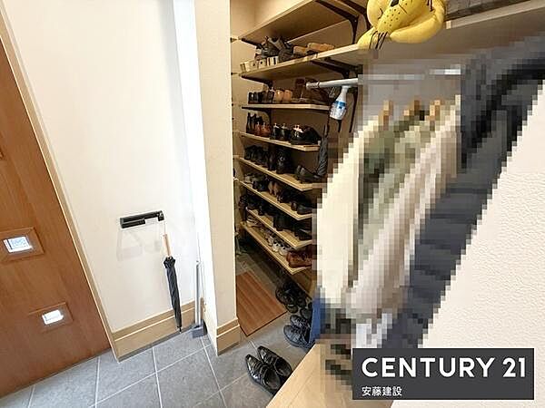 【　SIC　】鞄・コート類やアウトドア用品、ベビーカーなどしっかり片付くSIC完備！ロールカーテンをつければ来客時の目隠しもできて安心です