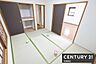 和室：【　1階和室　/　6帖　】リビング横に備わった収納完備の和室廊下からも出入り可能で客間やリビング続きとしても最適なスペース！