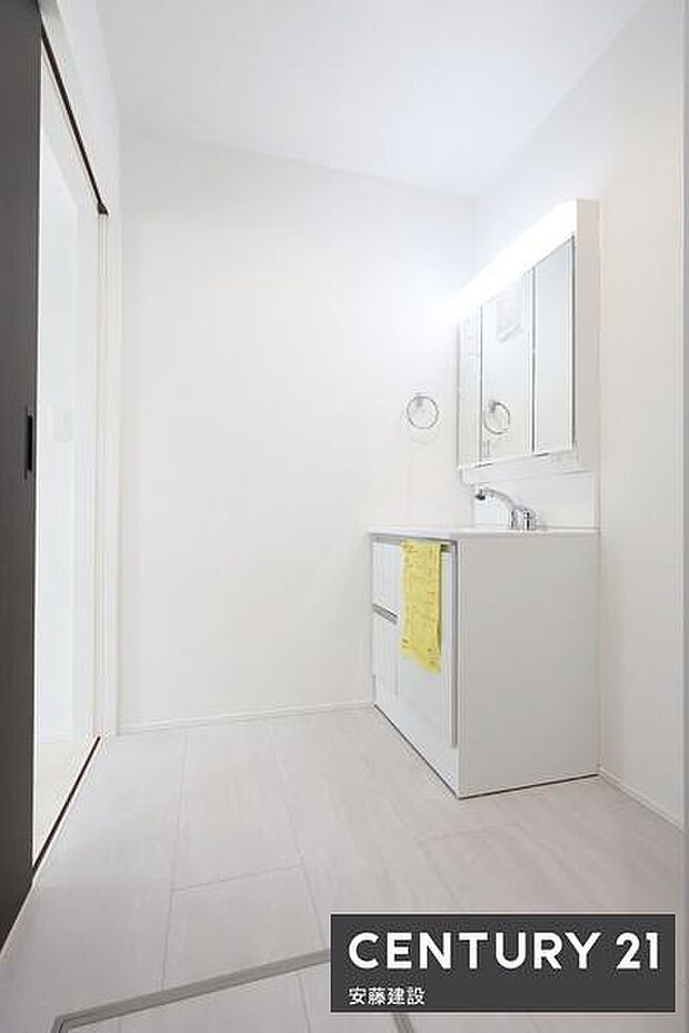 【 洗面所 / Washroom 】清潔感溢れる洗面所は、家族みんなが快適に使えるよう配慮された空間バタバタしがちな朝の時間も、ゆとりをもって過ごせます!