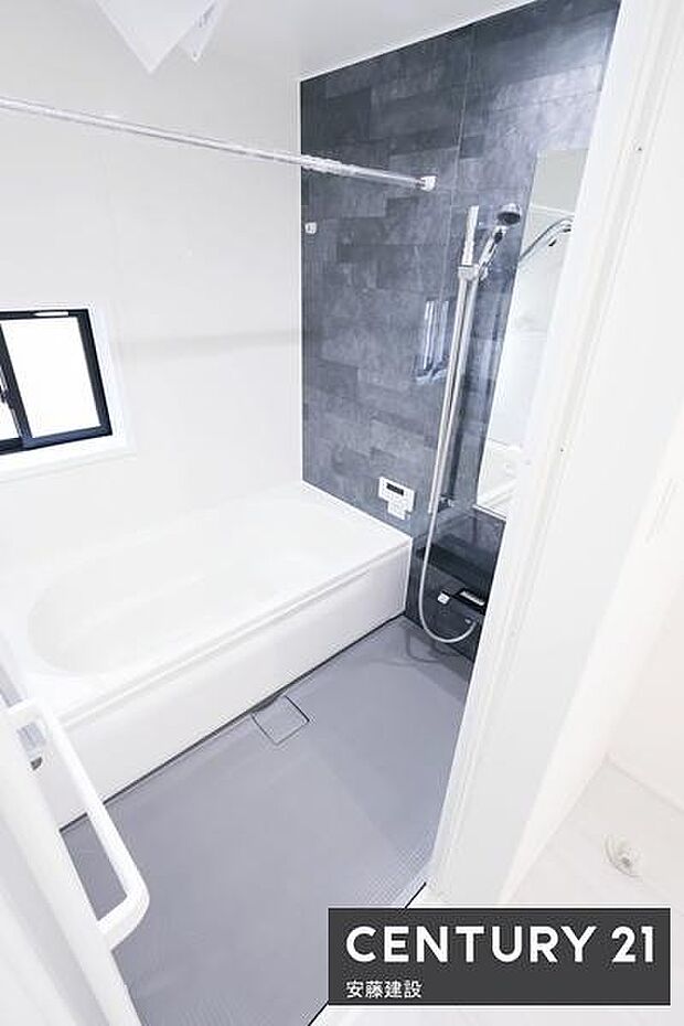 【 浴室 / Bathroom 】ゆったりと至福のバスタイムを過ごせそうな清潔感ある浴室ホスクリーンが備わっており、雨の日でも室内部屋干し可能
