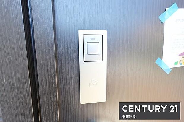 【 玄関 / entrance 】玄関は専用キーが鞄にあればワンタッチで開閉可能なスマートキー搭載!買い物帰りや雨の日、子どもと手が離せないときでもすぐに施錠できてうれしい機能