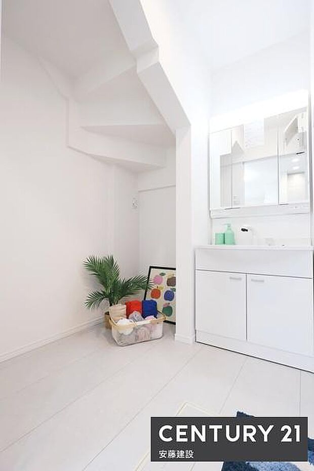 【 洗面所 / Washroom 】すっきりとまとまったコンパクト設計の洗面所限られたスペースを無駄なく活用できる機能的な空間です