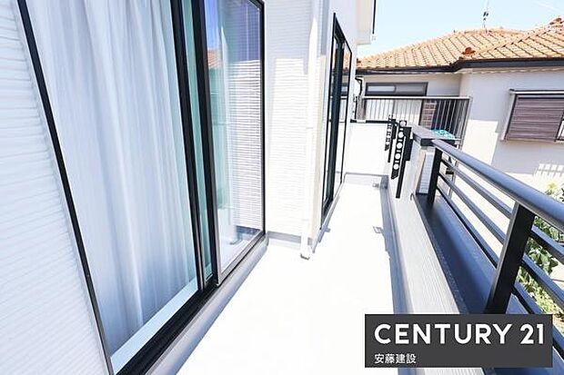【　バルコニー　/　Balcony　】陽当りがよく洗濯物もしっかり乾きそうな南東向きバルコニー
