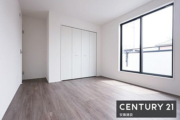 【　寝室　/　7.5帖　】バルコニーに面した明るくあたたかな寝室お好みの家具を置いてこだわりの空間を楽しめますね！クローゼット完備