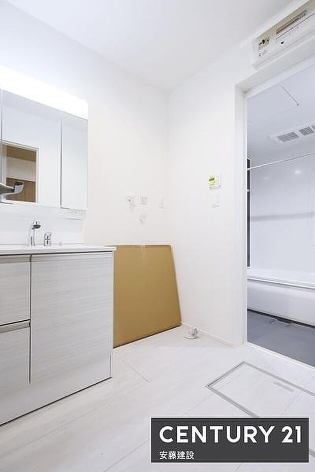 【 洗面所 / Washroom 】清潔感溢れる洗面所は、家族みんなが快適に使えるよう配慮された空間バタバタしがちな朝の時間も、ゆとりをもって過ごせます!