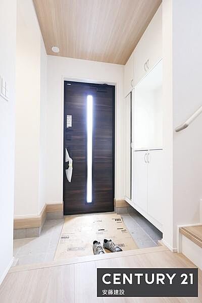 【　玄関　/　entrance　】白を基調とした清潔感あふれる玄関は、間口が広く開放的な空間
