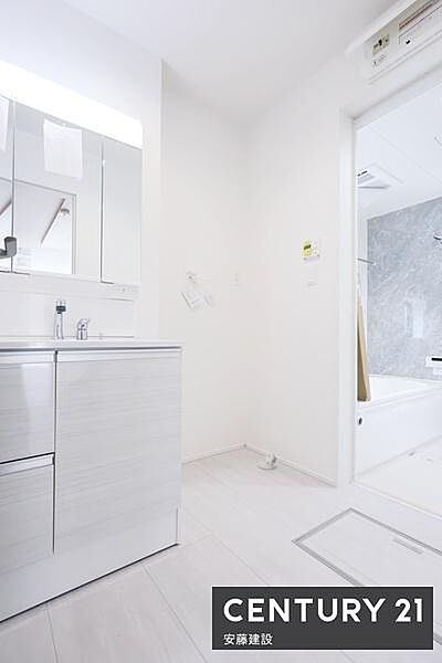 【　洗面所　/　Washroom　】清潔感溢れる洗面所は、家族みんなが快適に使えるよう配慮された空間バタバタしがちな朝の時間も、ゆとりをもって過ごせます！