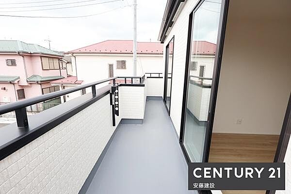 【　バルコニー　/　Balcony　】陽当りがよく洗濯物もしっかり乾きそうな南東向きバルコニー