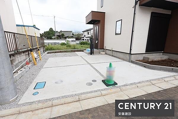 【　駐車場　/　parking　】並列2台可能な駐車スペースご夫婦それぞれのお車をお家の前に停めることができます