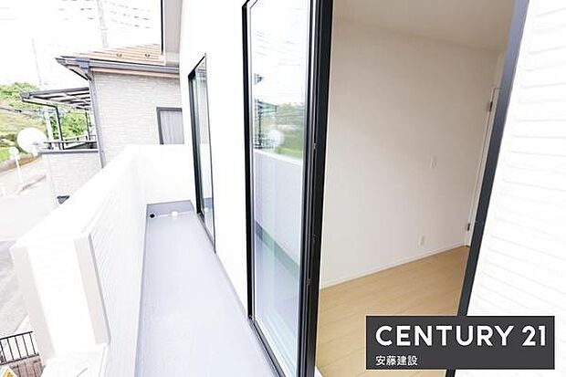 【 バルコニー / Balcony 】2部屋から出入り可能な南東向きバルコニー!陽当りがよく洗濯物もしっかり乾きます