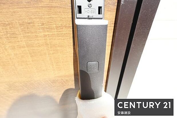 【　玄関　/　entrance　】玄関は専用キーが鞄にあればワンタッチで開閉可能なスマートキー搭載！買い物帰りや雨の日、子どもと手が離せないときでもすぐに施錠できてうれしい機能