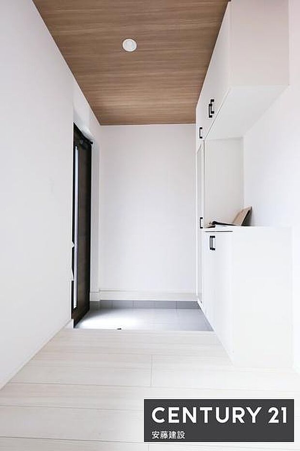 【　玄関　/　entrance　】住む人を毎日見送り迎え入れる、落ち着いた雰囲気の玄関！間口が広く開放的な空間